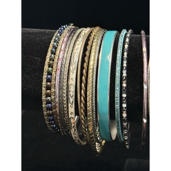 Lot of 25 Mixed Metal Bracelets Multicolor Stackable Bangles Wear or Resell - Picture 4 of 13